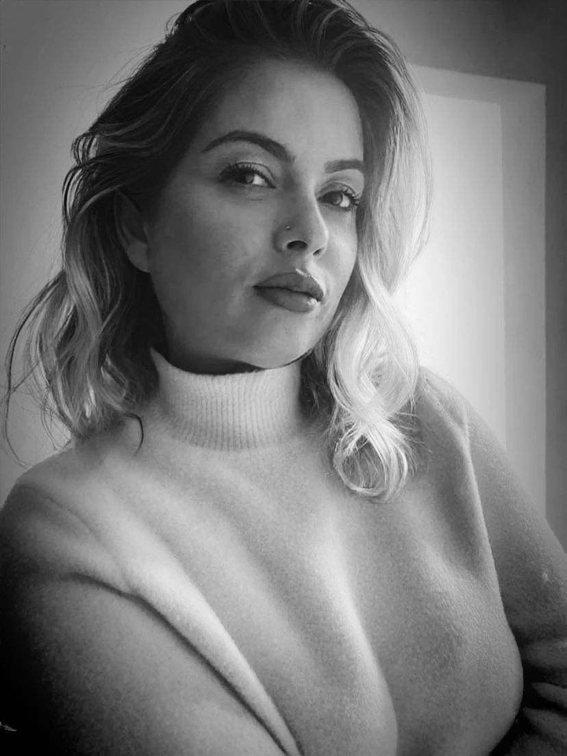 Retrato feminino a preto e branco com luz suave