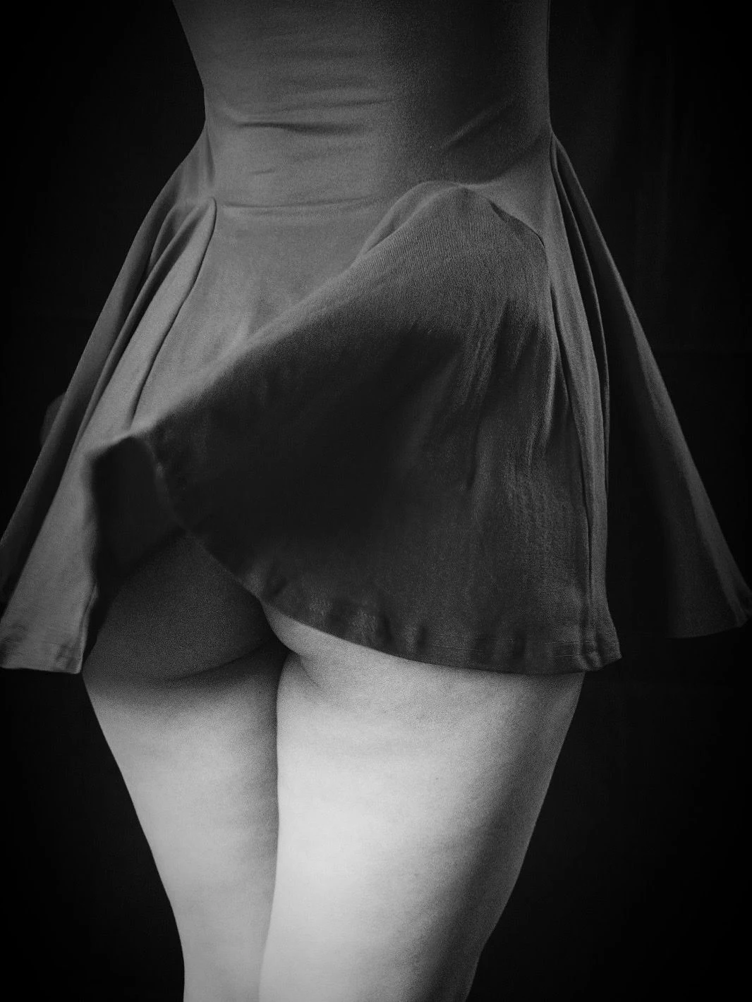 Detalhe de tecido e corpo num retrato artístico a preto e branco
