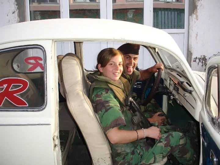 Duas mulheres em uniforme militar dentro de uma viatura