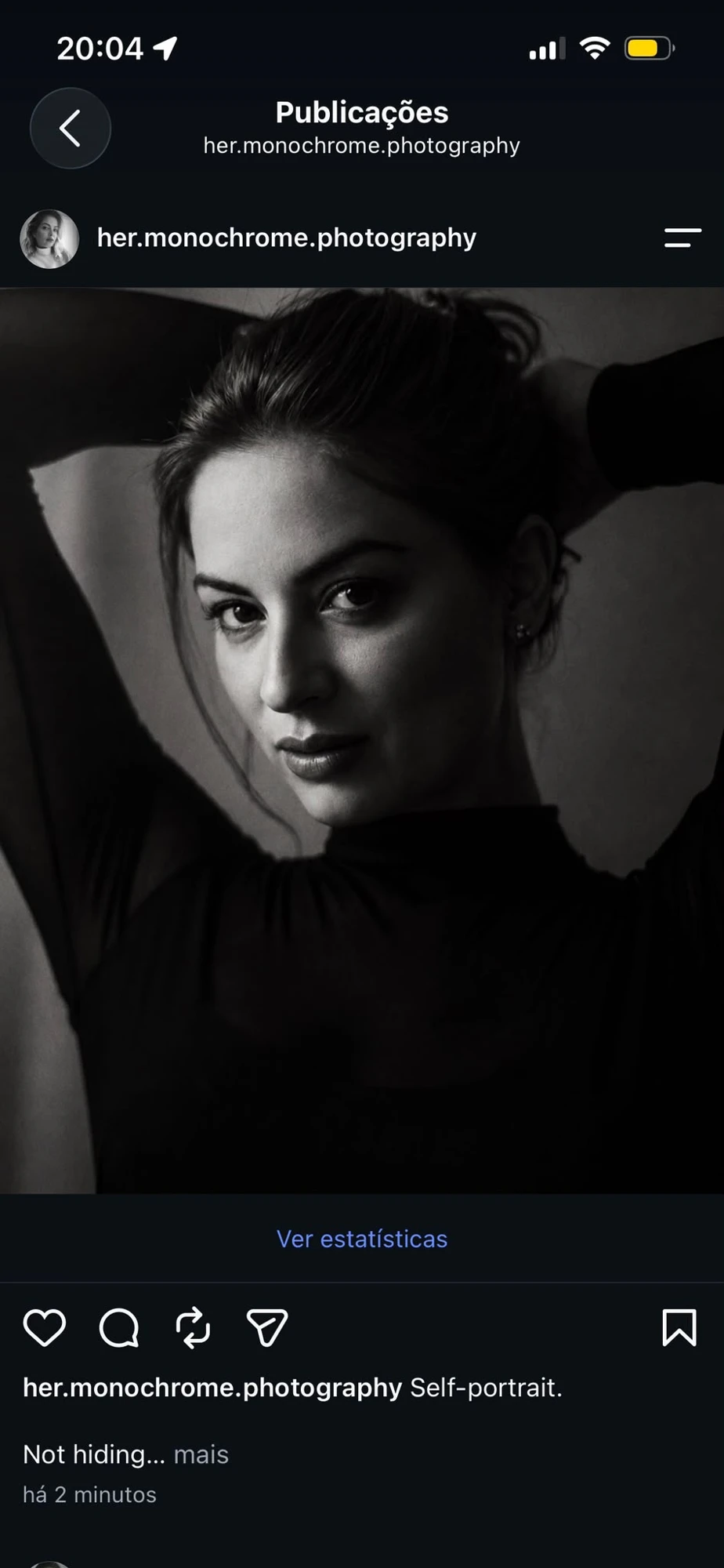 Registo do perfil Her Monochrome Photography com um autorretrato a preto e branco